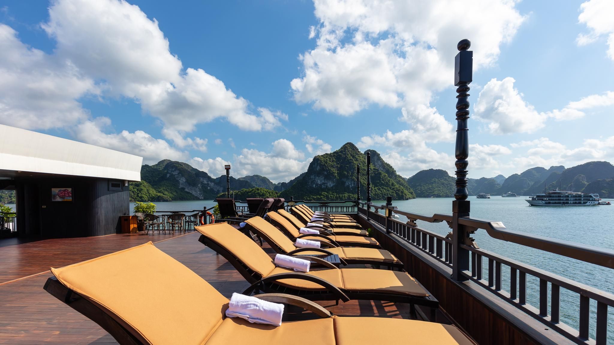 La Regina Grabd Cruise in Halong and Lan Ha Bay Vietnam